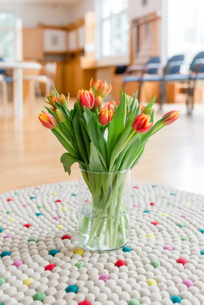 Blumen Tulpen auf Teppich Montessori Akademie Ausbildung