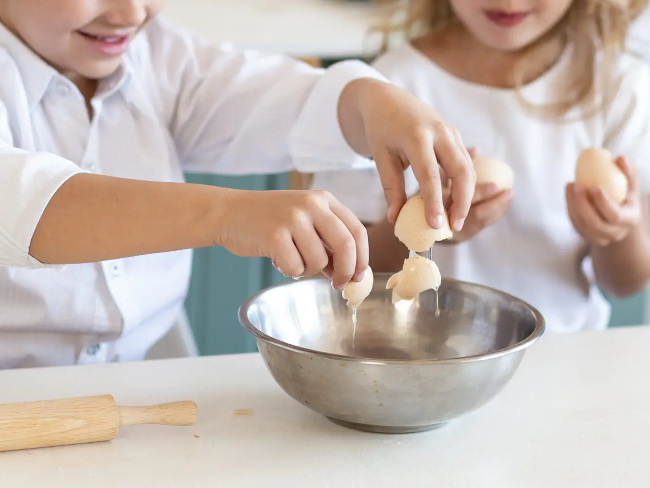 Kinder schlagen Ei auf Montessori Kochen Backen Ausbildung Kopie