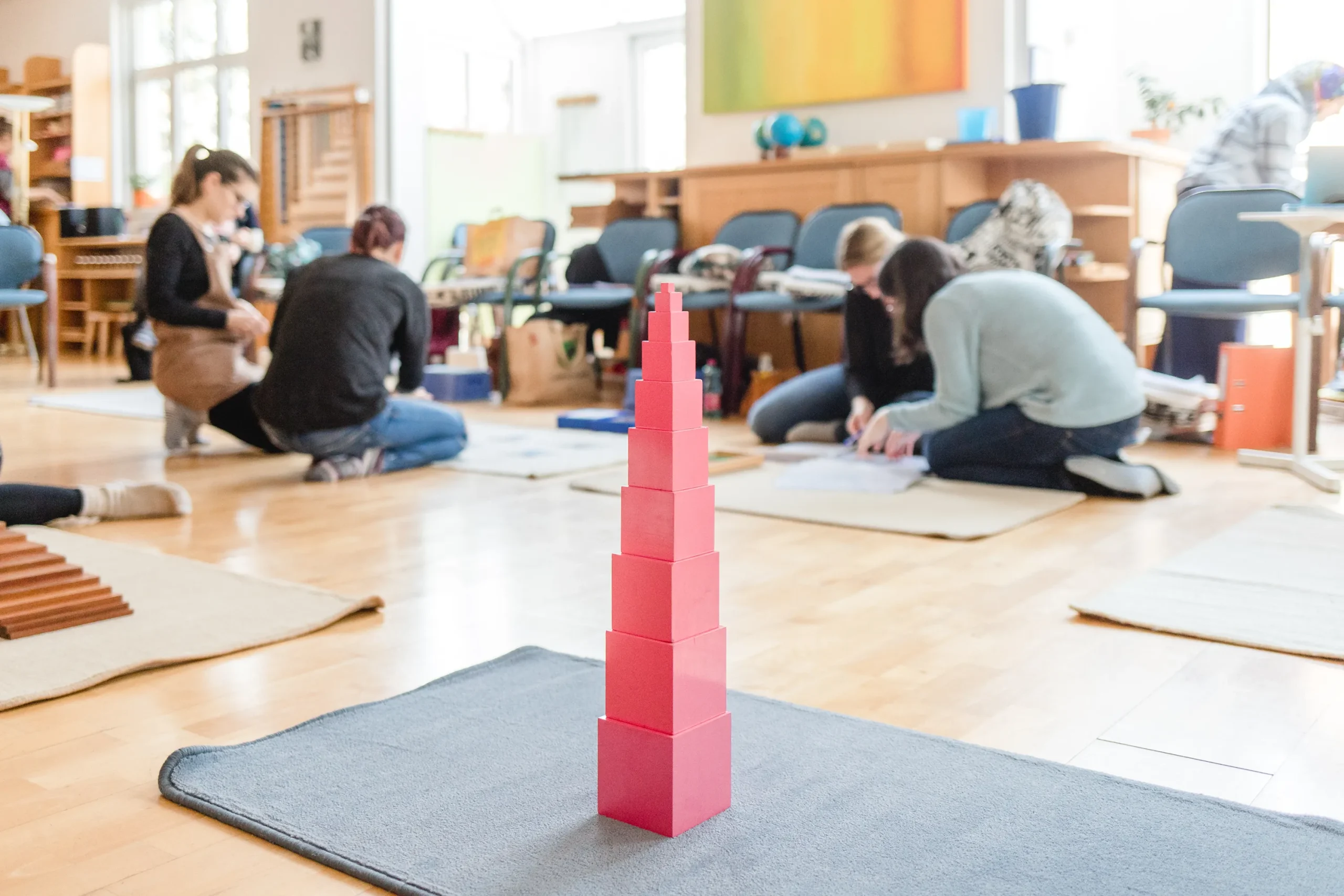 montessori-informationsaben-kostenlos-ausbildung-akademie-seminarraum und rosa turm