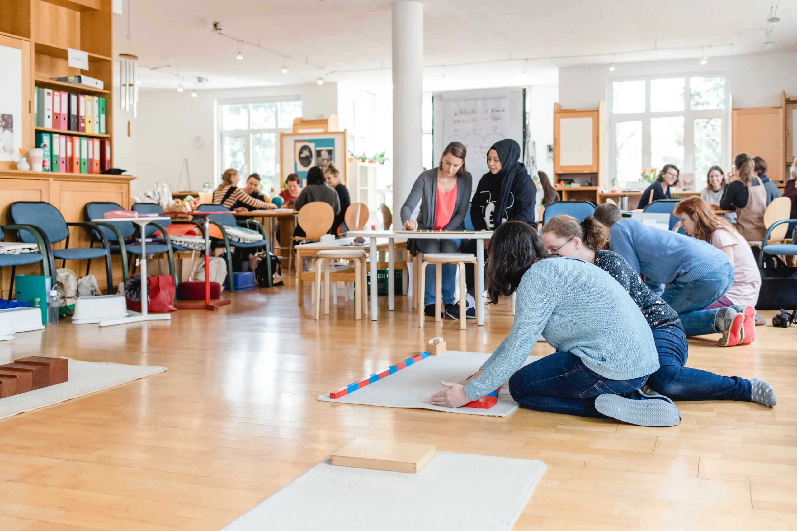 montessori-informationsaben-kostenlos-ausbildung-akademie-seminarraum_l